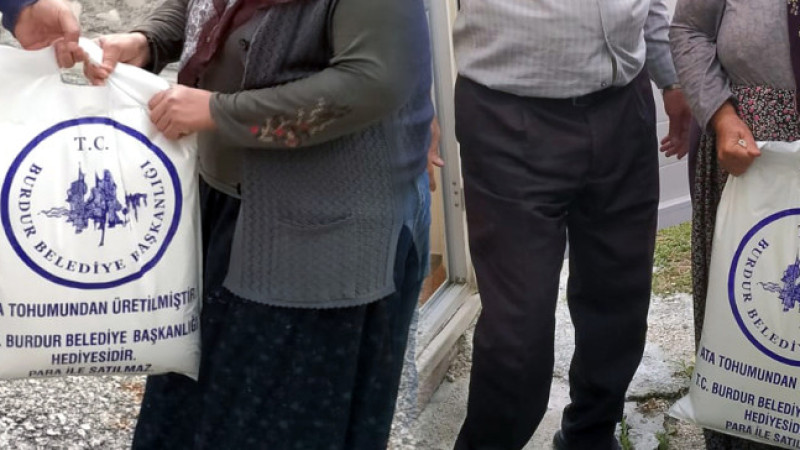 Belediye ekti, biçti. Şimdi un yaptı halka dağıtıyor.