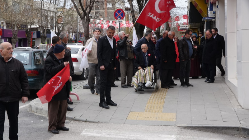 Üzerine ağaç düştü ama çalışmayı bırakmadı.