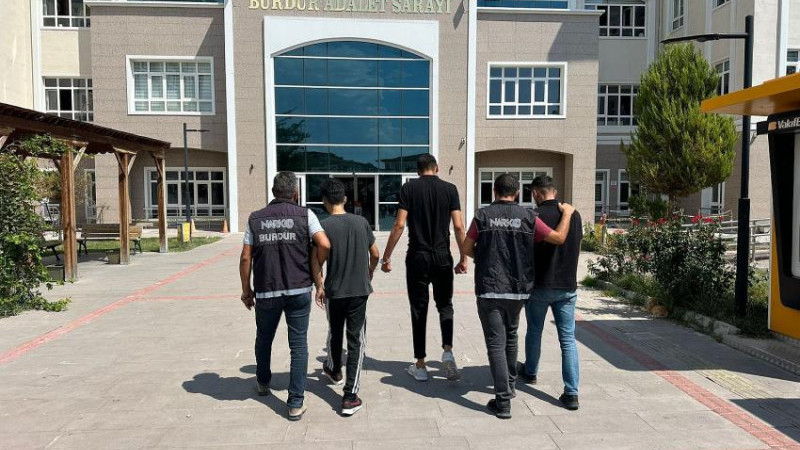 Kağıt parçaları halinde 3750 kullanımlık uyuşturucu yakalandı.