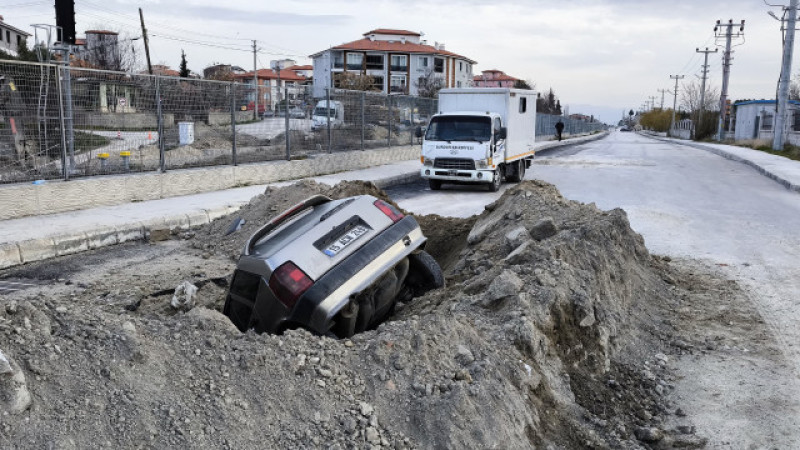 Otomobil çukura düştü